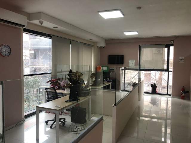 Tirane, jepet me qera ambjent biznesi Kati 2, 100 m² 900 Euro (rruga e Elbasanit)
