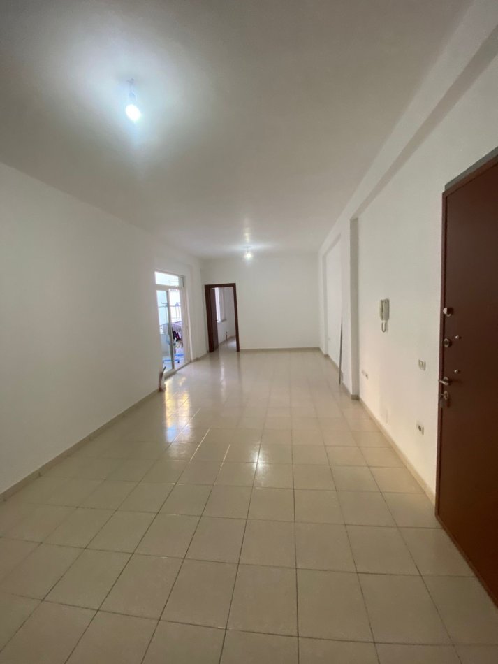 Tirane, jepet me qera apartament 3+1+Aneks+Ballkon Kati 2, 120 m² 350 € (Fresku te Spar 1)