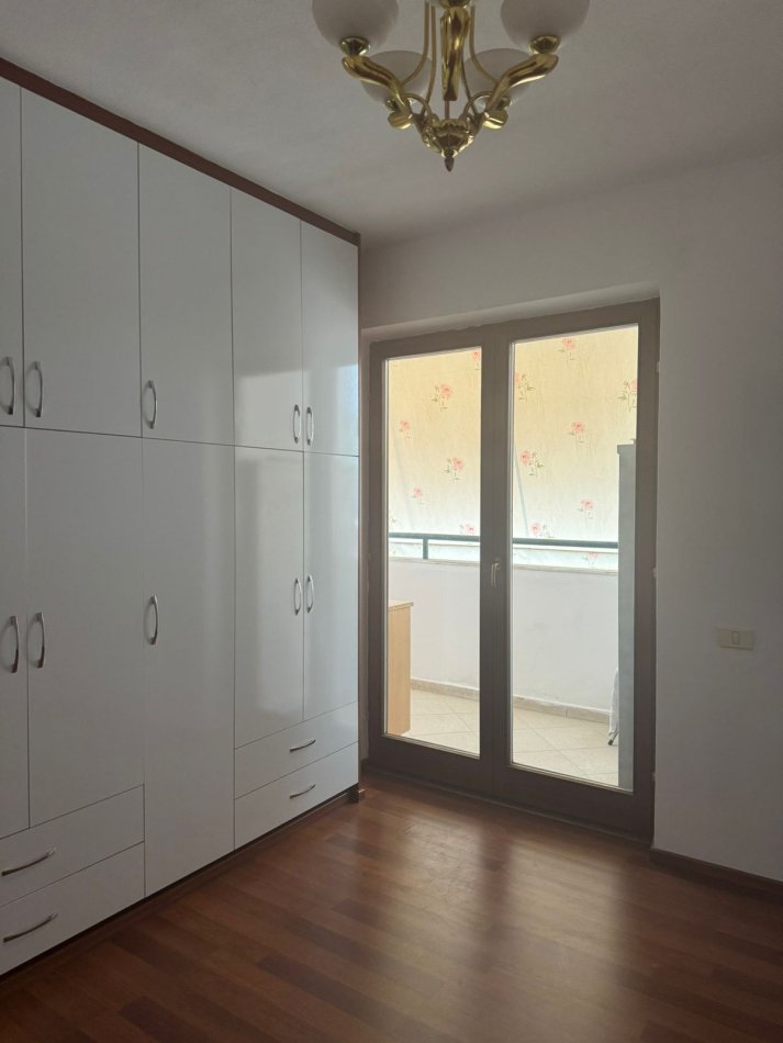Tirane, jepet me qera apartament 2+1+Ballkon Kati 6, 110 m² 550 € (Bulevardi zogu i 1 prane kafe new york)