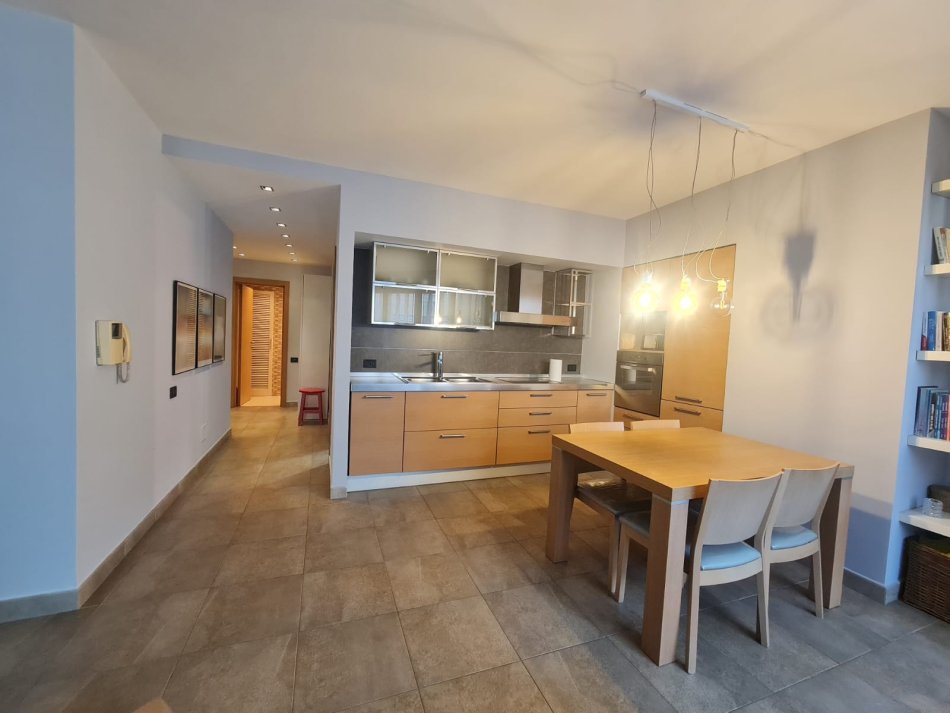 Tirane, jepet me qera apartament 1+1 Kati 7, 66 m² 700 € (Ne Bllok)