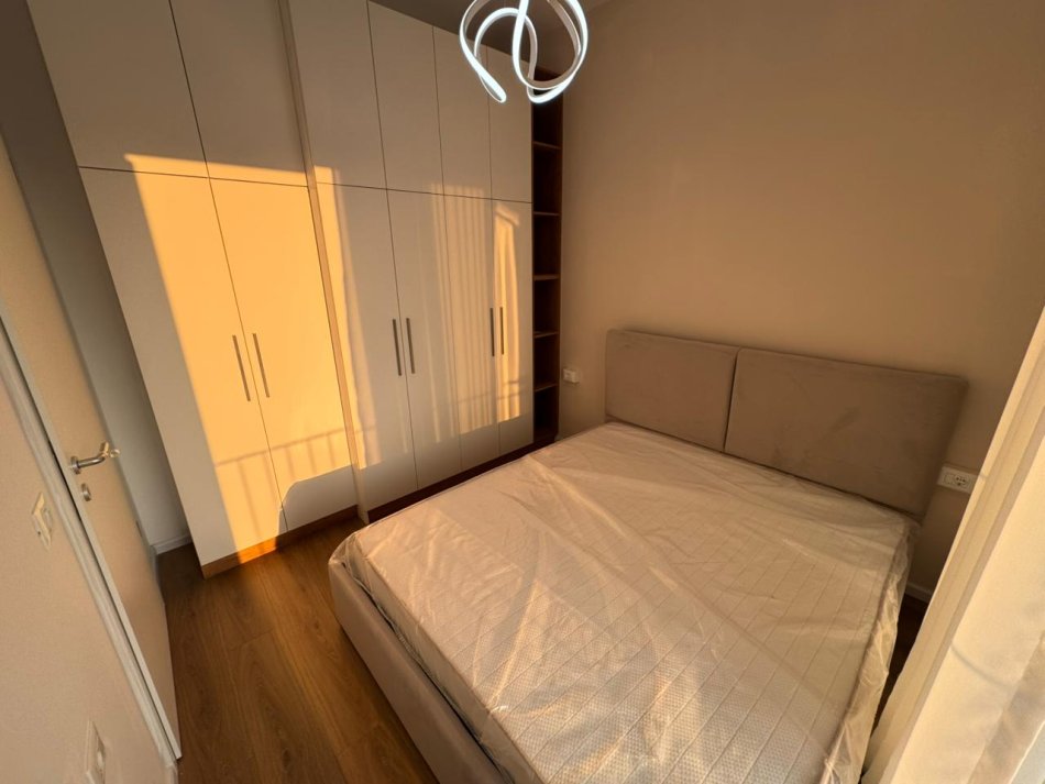 Tirane, jepet me qera apartament 1+1 Kati 3, 65 m² 450 € (fresk)