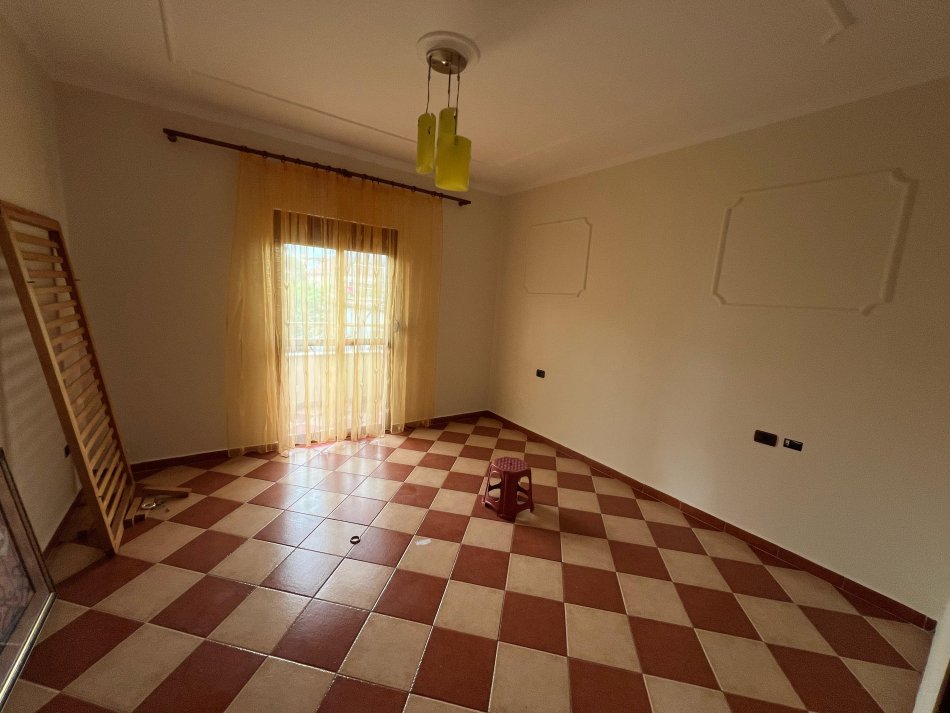 Tirane, jepet me qera apartament 2+1+Ballkon Kati 2, 100 m² 450 € (Allias)