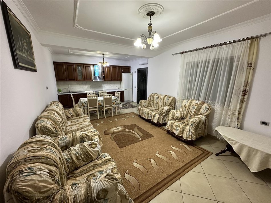 Tirane, jepet me qera apartament 2+1+Ballkon Kati 1, 140 m² 550 € (Rruga 5 maj)
