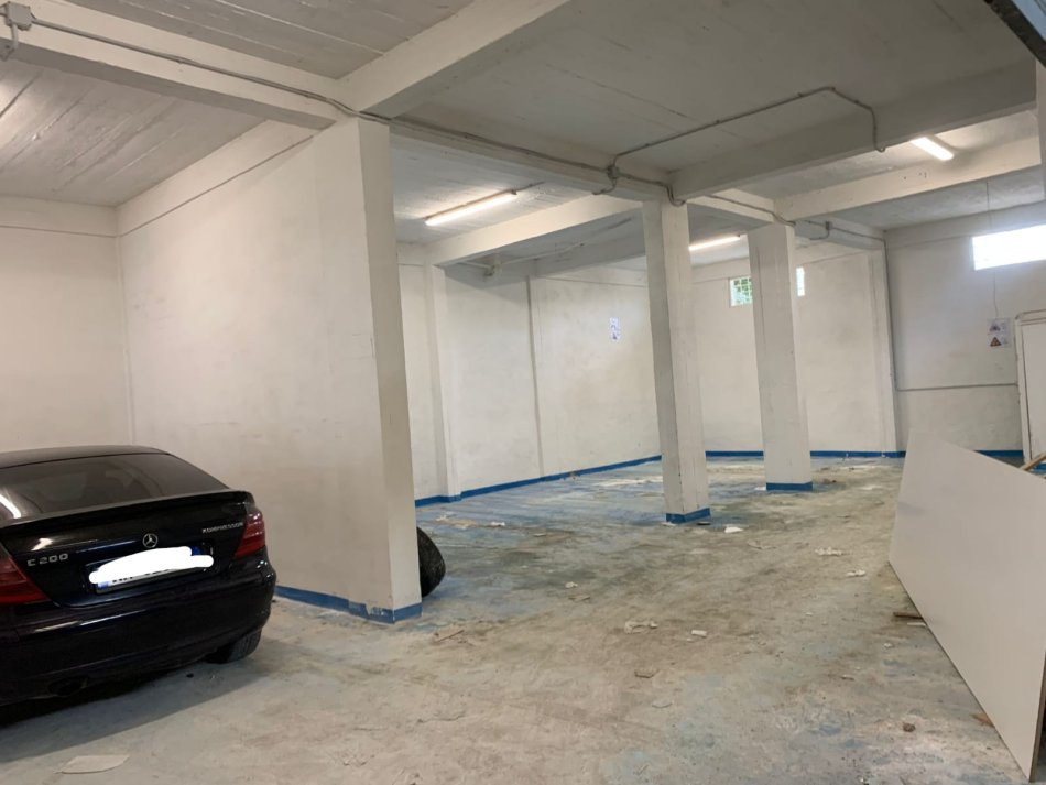 Tirane, jepet me qera magazine Kati 0, 200 m² 600 € (Yrshek)