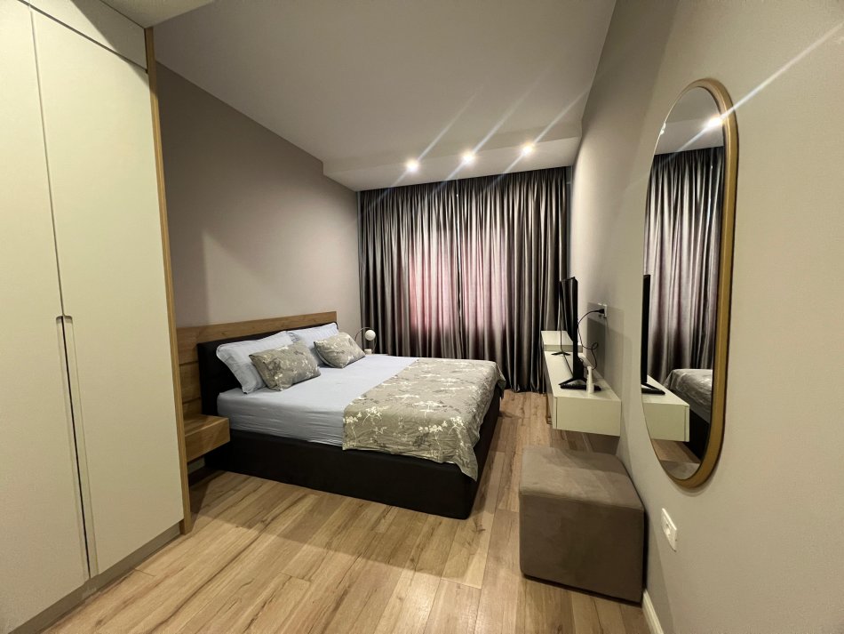 Tirane, jepet me qera apartament 2+1+Ballkon Kati 3, 95 m² 850 € (Pranë Square 21)