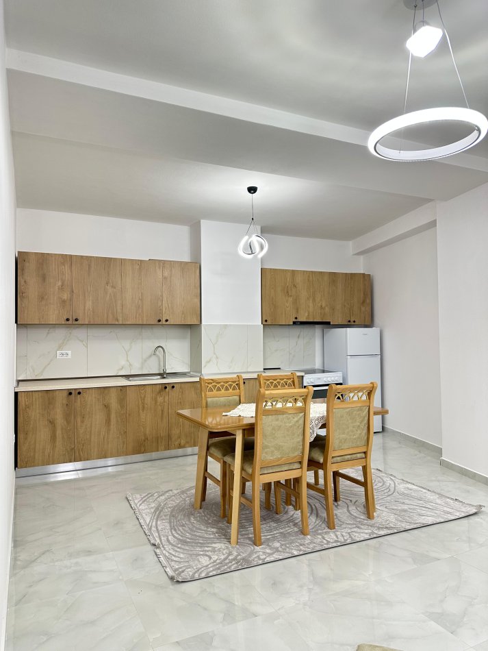 Tirane, jepet me qera apartament 2+1 Kati 8, 110 m² 600 € (astir)