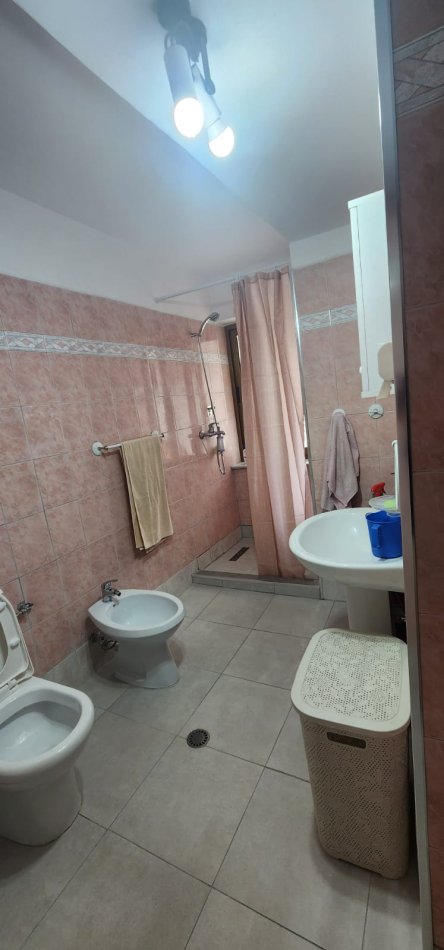 Tirane, jepet me qera apartament 2+1 Kati 1, 92 m² 650 € (Qender)