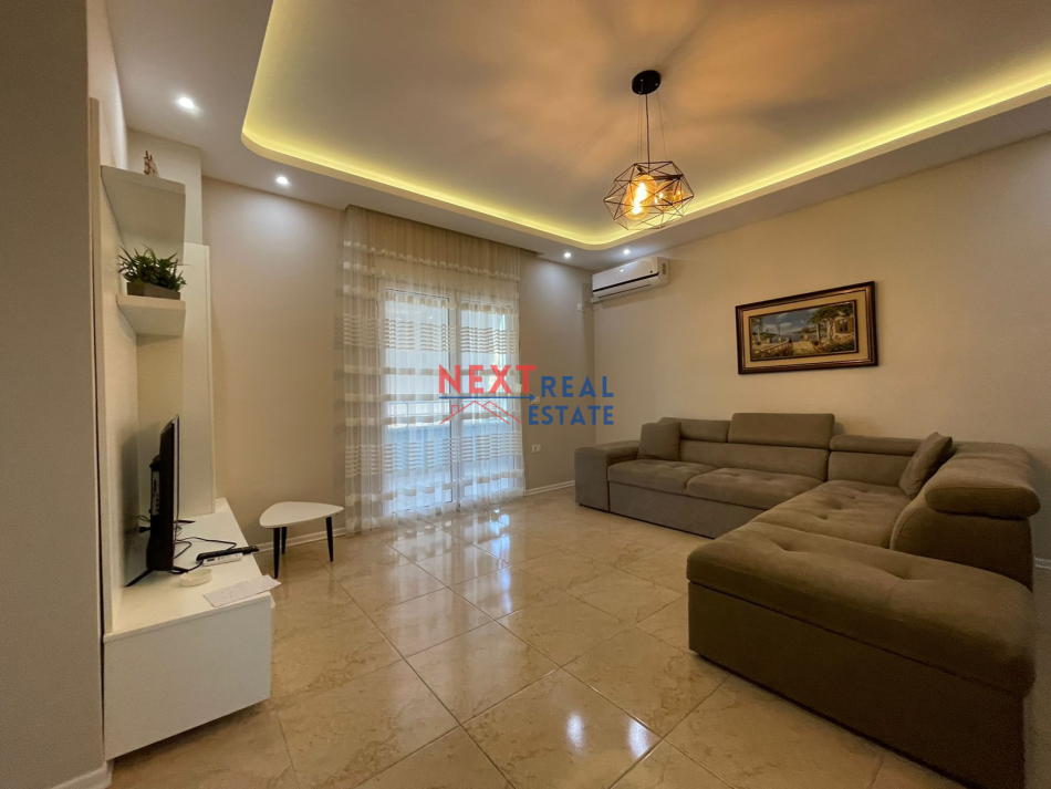 Vlore, jepet me qera apartament 2+1+Ballkon , 700 € (LUNGOMARE)