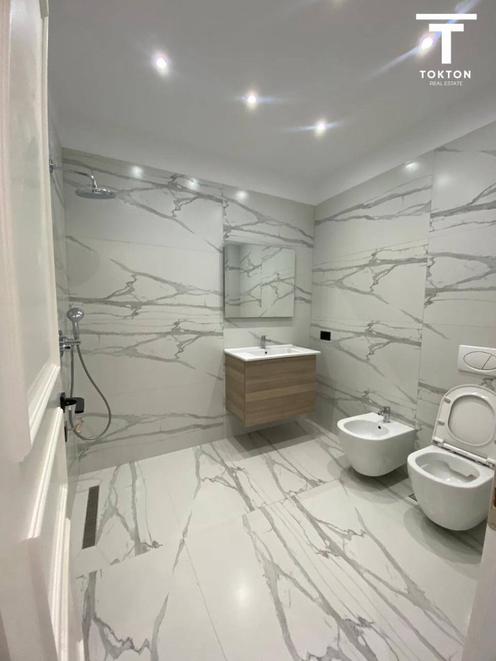 Tirane, jepet me qera Vile 4+1+Ballkon Kati 3, 350 m² 3,000 € (TEG) TT 972