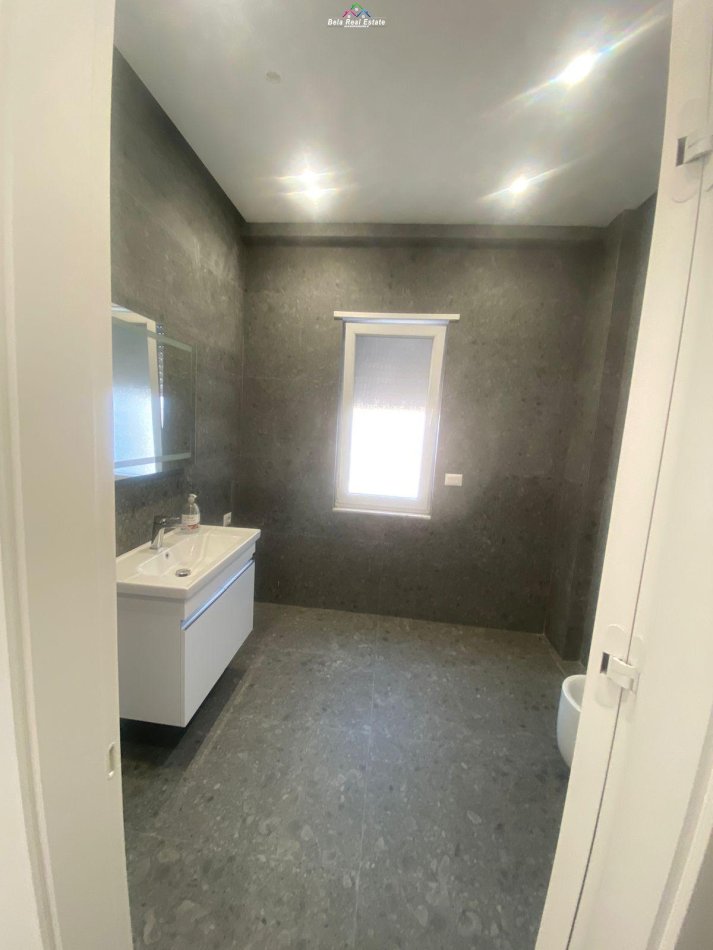 Tirane, jepet me qera zyre Kati 9, 140 m² 1.600 € (qender)