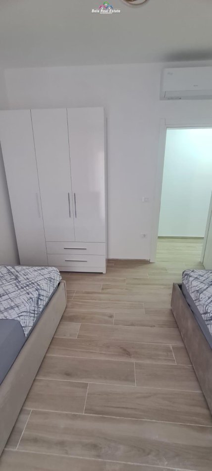 Tirane, jepet me qera apartament 2+1+Ballkon Kati 4, 102 m² 700 € (OXHAKU)