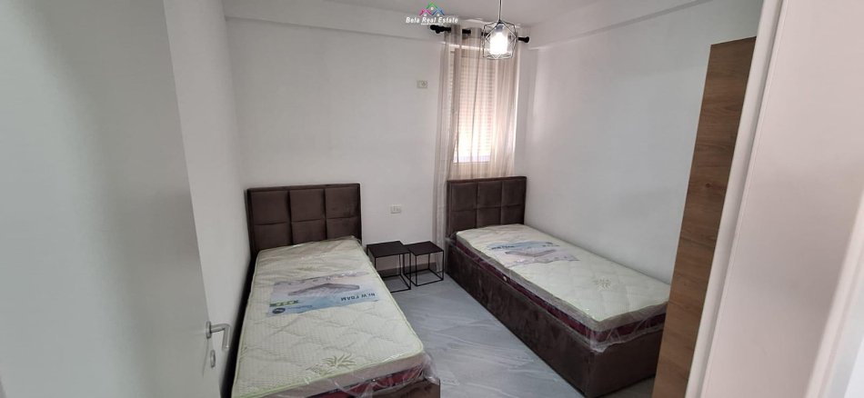 Tirane, jepet me qera apartament 2+1 Kati 1, 80 m² 390 € (fresku)