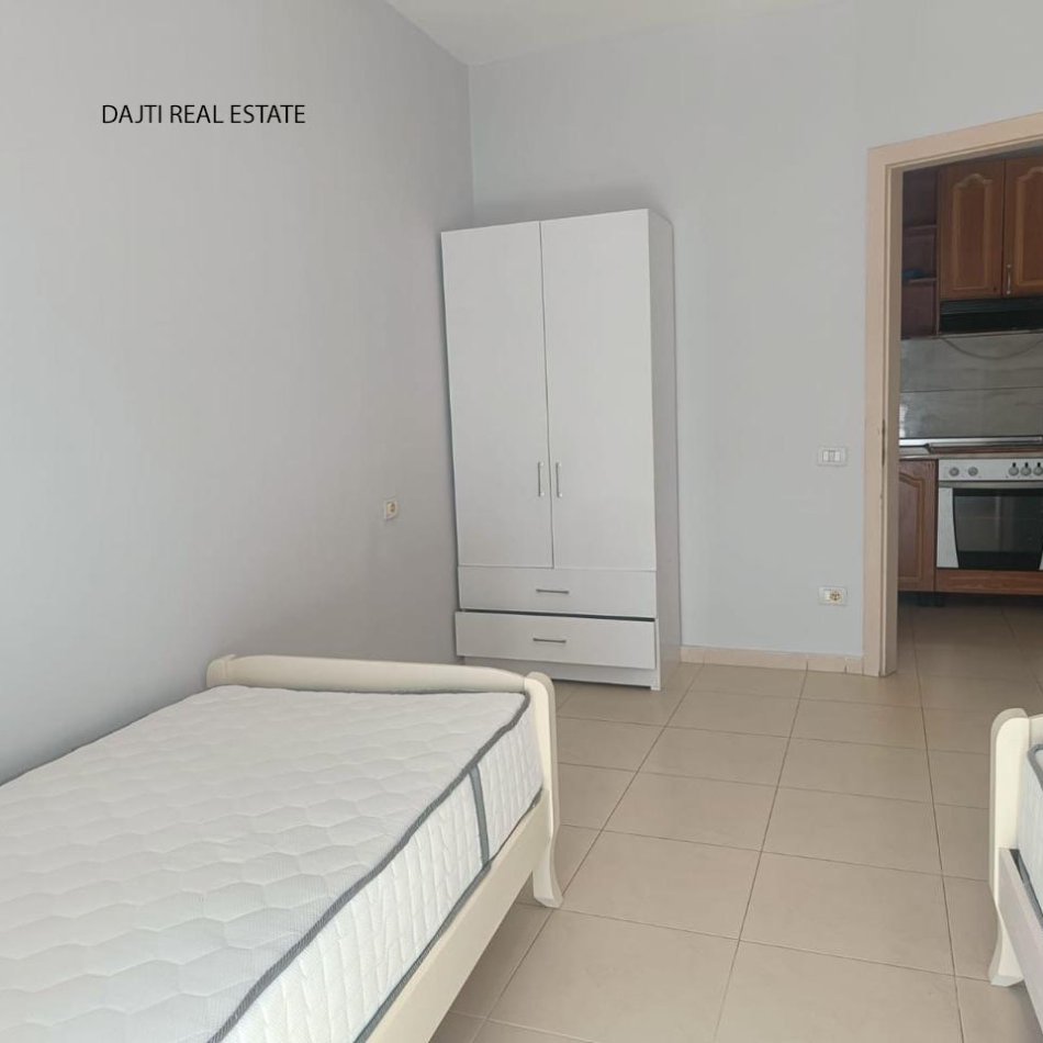 Tirane, jepet me qera apartament 2+1+Aneks+Ballkon Kati 5, 90 m² 350 € (Te Thesari,Fresku)