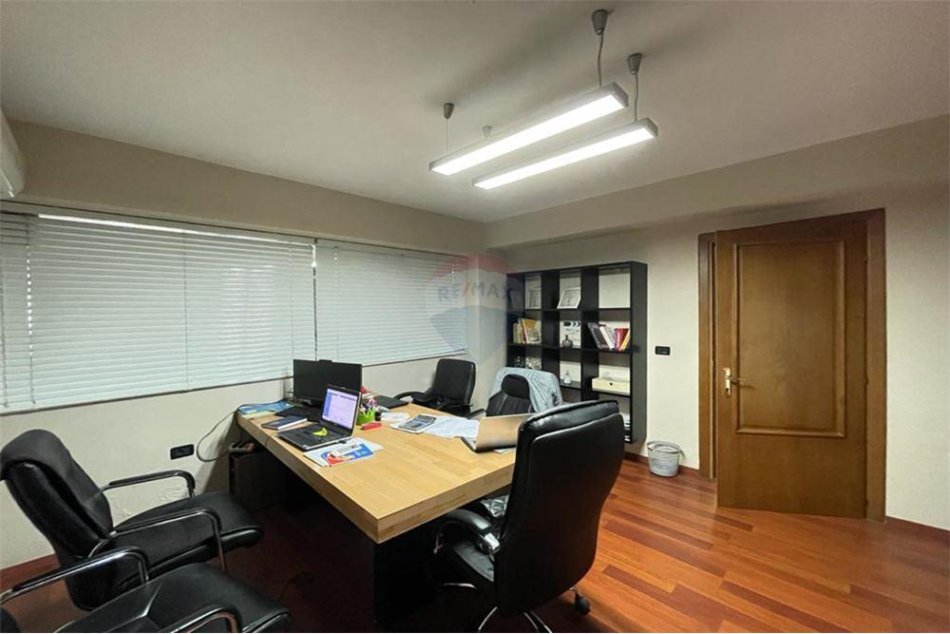 Tirane, jepet me qera zyre Kati 2, 156 m² 2,000 € (Bllok)