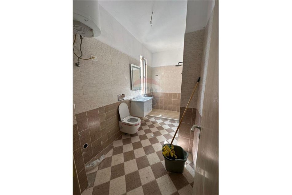 Tirane, jepet me qera apartament 1+1 Kati 8, 66 m² 450 € (Yzberisht)