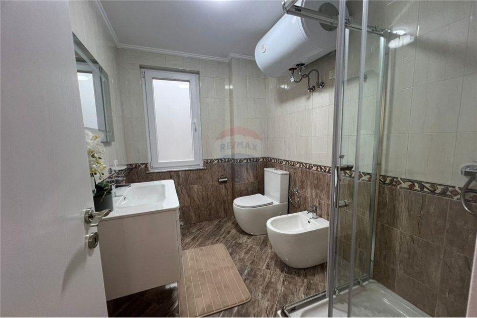 Tirane, shitet apartament 2+1 , 100 m² 220.000 € (Rrruga Hasan Alla - Komuna e Parisit - Kristal Center)