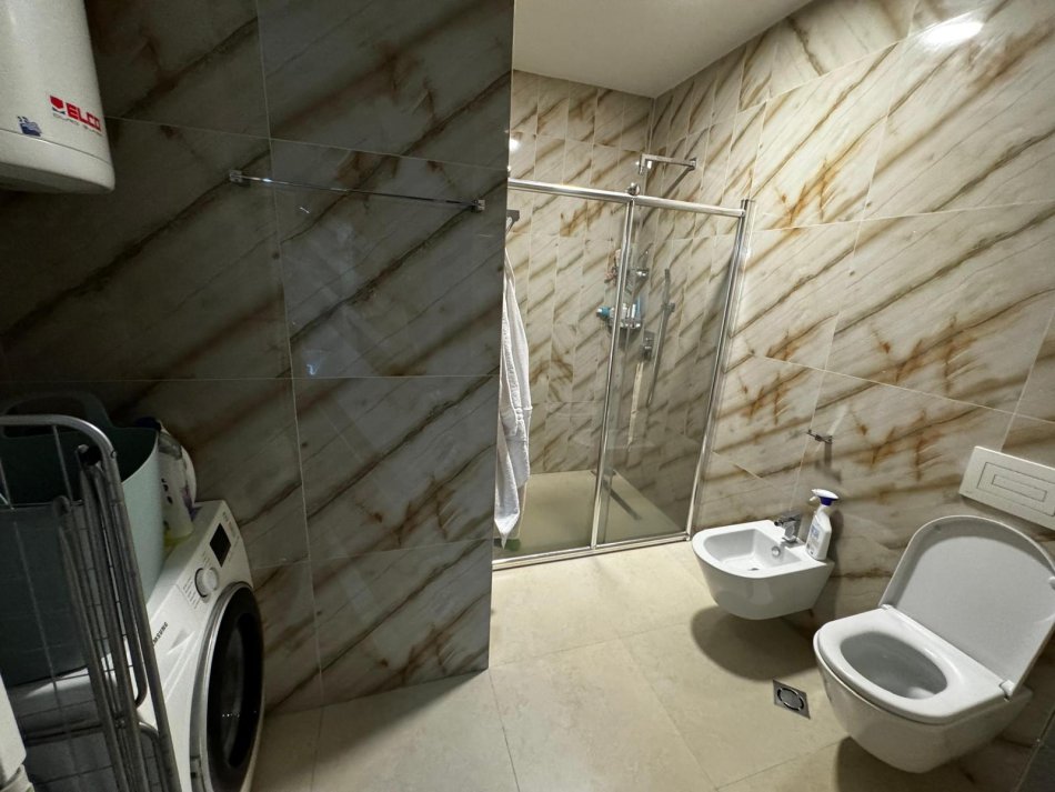 Tirane, shitet apartament 1+1+Ballkon Kati 2, 75 m² 230.000 € (Rr. Kavajes)