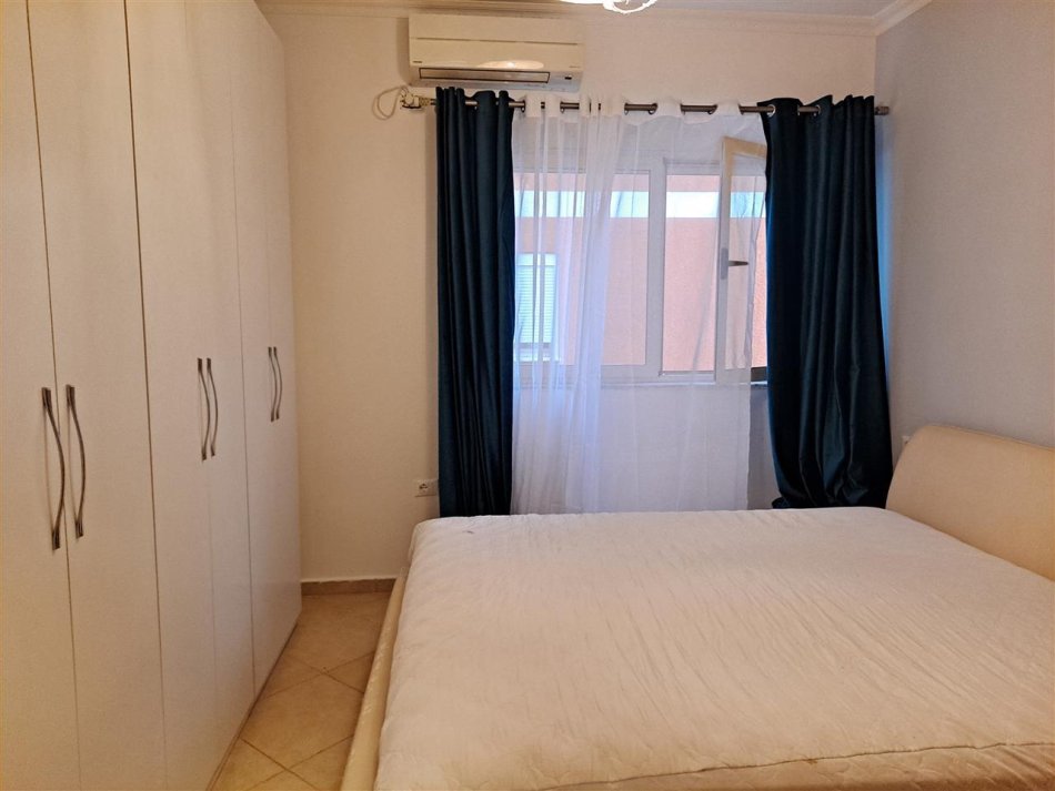 Tirane, jepet me qera apartament 2+1 Kati 4, 110 m² 700 € (Liqeni i Thate)