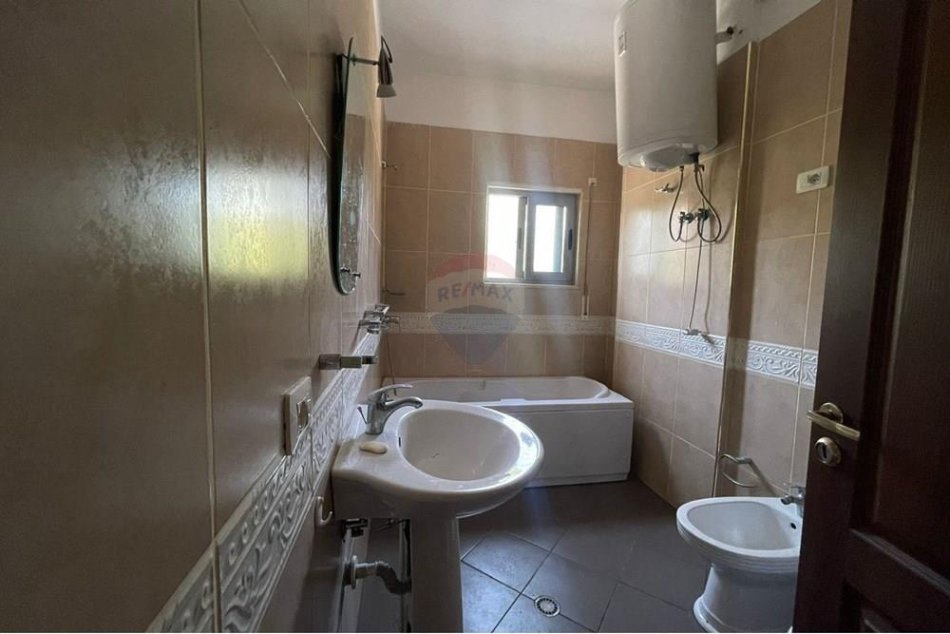 Tirane, jepet me qera apartament 2+1 Kati 1, 97 m² 400 € (Xhamia, Rruga Pinare - Kopshti Botanik)