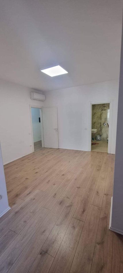 Tirane, jepet me qera zyre Kati 4, 118 m² 1.400 € (bllok)