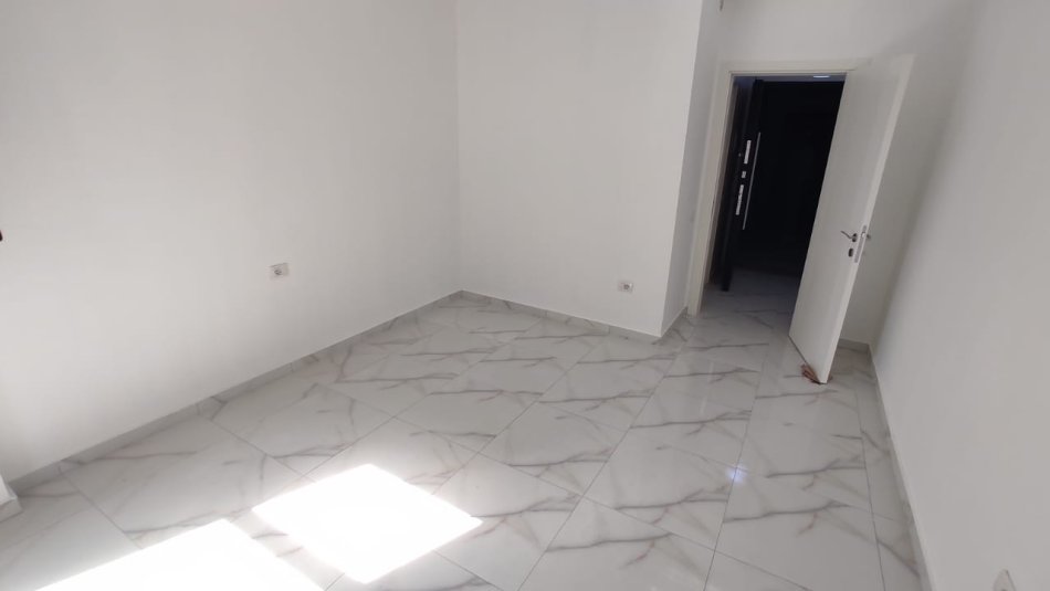 Tirane, jepet me qera apartament 2+1 Kati 3, 100 m² 600 € (asl 2)