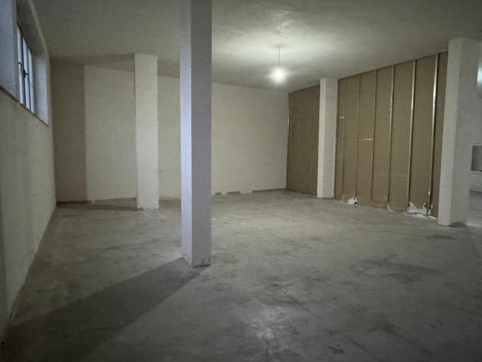 Tirane, jepet me qera magazine Kati 1, 367 m² 1.500 € (autostraden tirane durres)