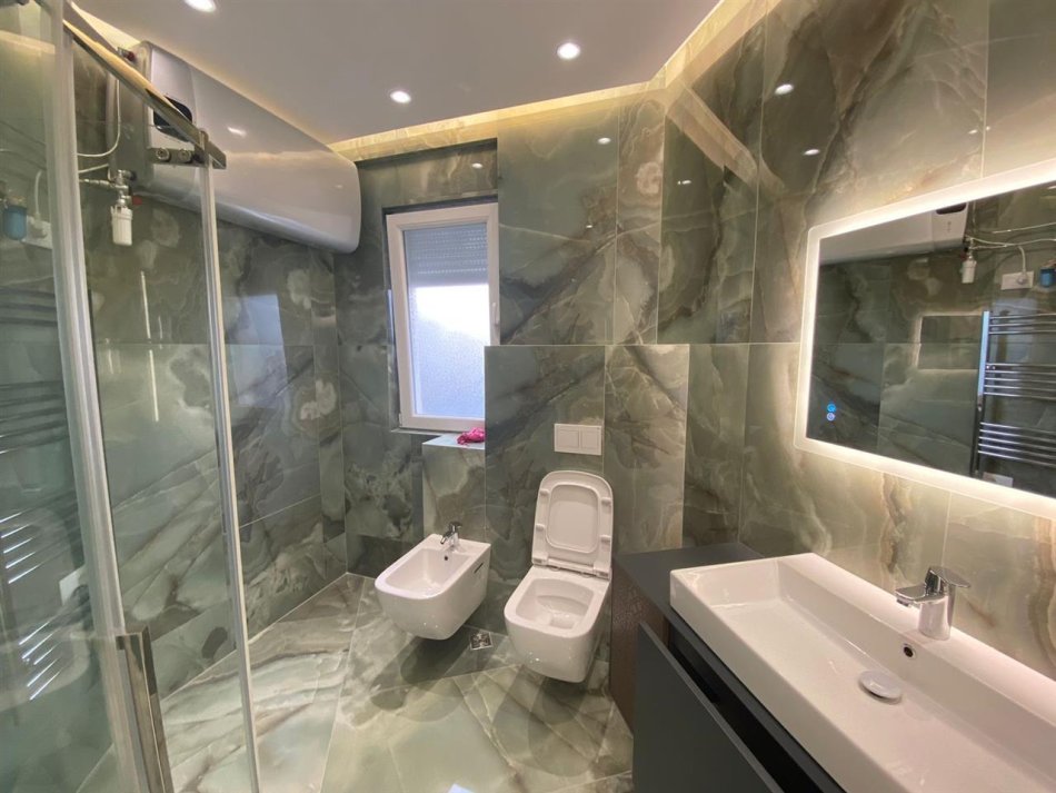 Tirane, jepet me qera zyre Kati 7, 106 m² 1.000 € (mine peza)