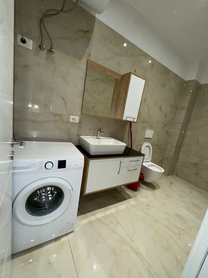 Tirane, jepet me qera apartament 1+1+Ballkon Kati 1, 74 m² 700 € (Afer Kodres se Diellit)