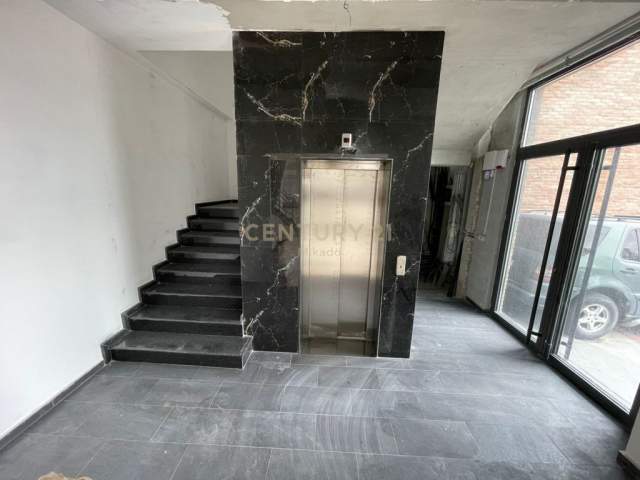 Tirane, jepet me qera ambjent biznesi Kati 1, 1.860 m² 6.640 Euro (Vaqarr buze rruges krzesore)