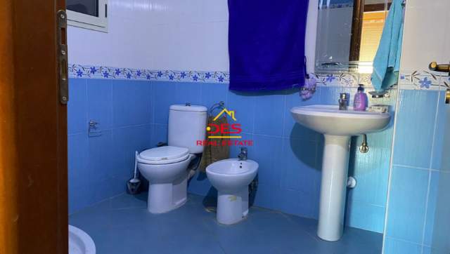 Vlore, jepet me qera apartament Kati 5, 300 Euro (Rruga Mis Durhan)
