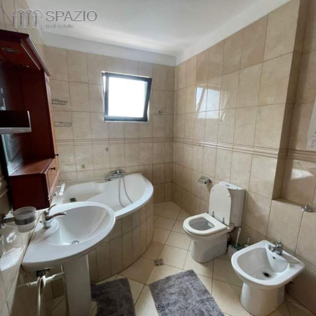 Tirane, jepet me qera apartament 2+1+BLK Kati 4, 140 m² 1.000 Euro (Rruga ''Faik Konica'')
