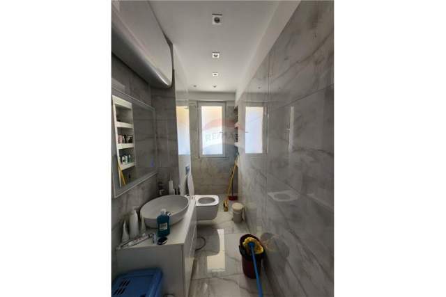 Tirane, shitet apartament 1+1+BLK Kati 8, 83 m² 145.000 Euro (Komuna e Parisit)
