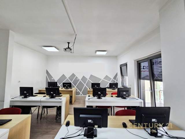 Tirane, jepet me qera zyre Kati 7, 114 m² 950 Euro (Sheshi Zogu i Zi)