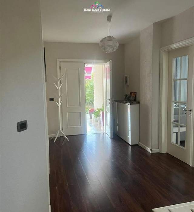 Tirane, jepet me qera Vile 3 Katshe Kati 3, 400 m² 2500 Euro (Mjull-Bathore)