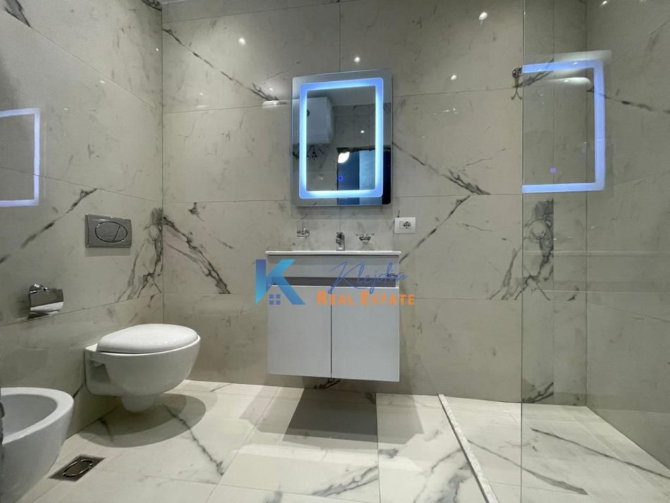 Tirane, jepet me qera apartament 1+1, Kati 3, 70 m² 700 € (Rruga e Kosovareve, afer hotel Dinastia)