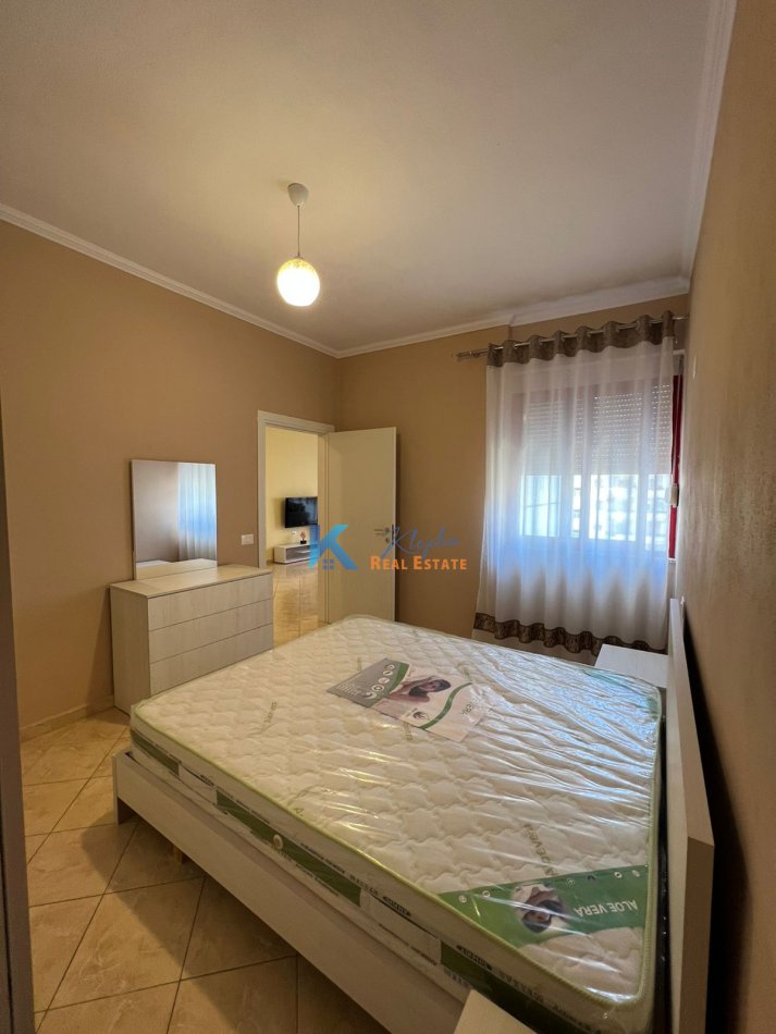Tirane, jap me qera apartament 1+1+Ballkon Kati 4, 60 m² 330 € (Kthesa e Kamzes)