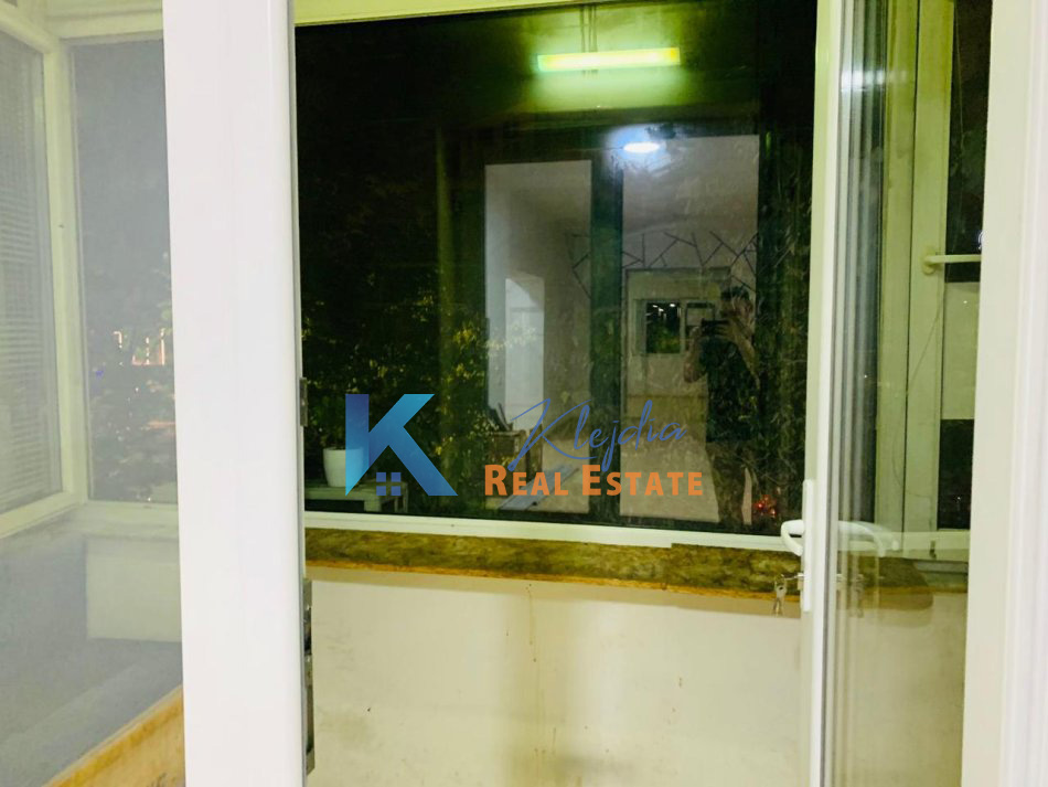 Tirane, jepet me qera zyre Kati 2, 140 m² 1.000 € (Rruga e Durresit, afer Kafe Flora)