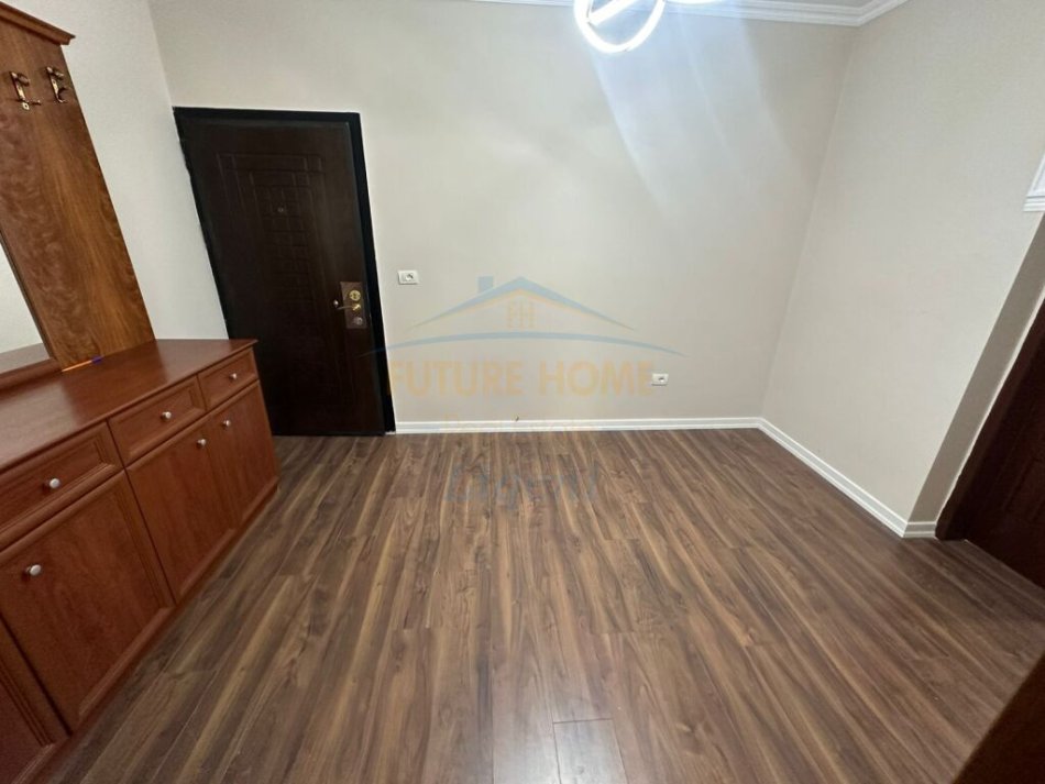 Tirane, shitet apartament 2+1+Ballkon Kati 6, 140 m² 300.000 € (Komuna e Parisit)