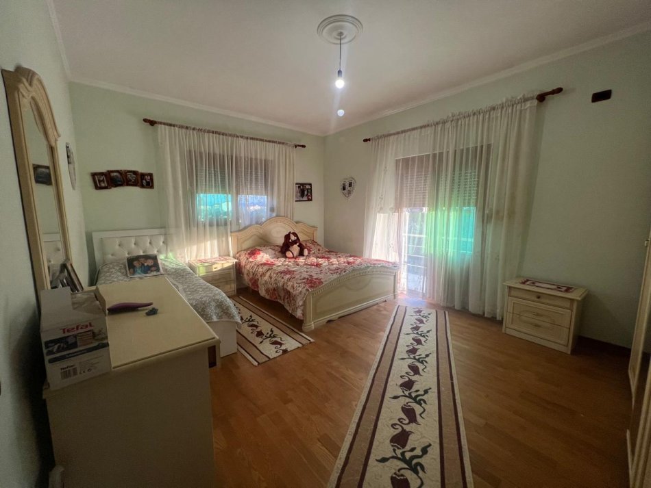 Tirane, shitet Vile 3 Katshe , 2.200 m² 550.000 € (kamez)