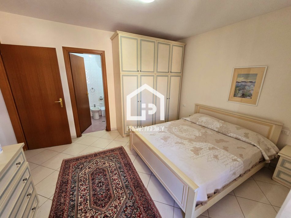 JEPET ME QIRA : Apartament 2+1 +2/ Rruga Barrikadave/ Qender