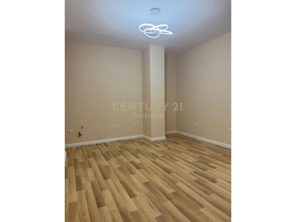 Tirane, shitet apartament 2+1+Ballkon Kati 2, 85 m² 125.000 € (Rruga Tish Dahia)