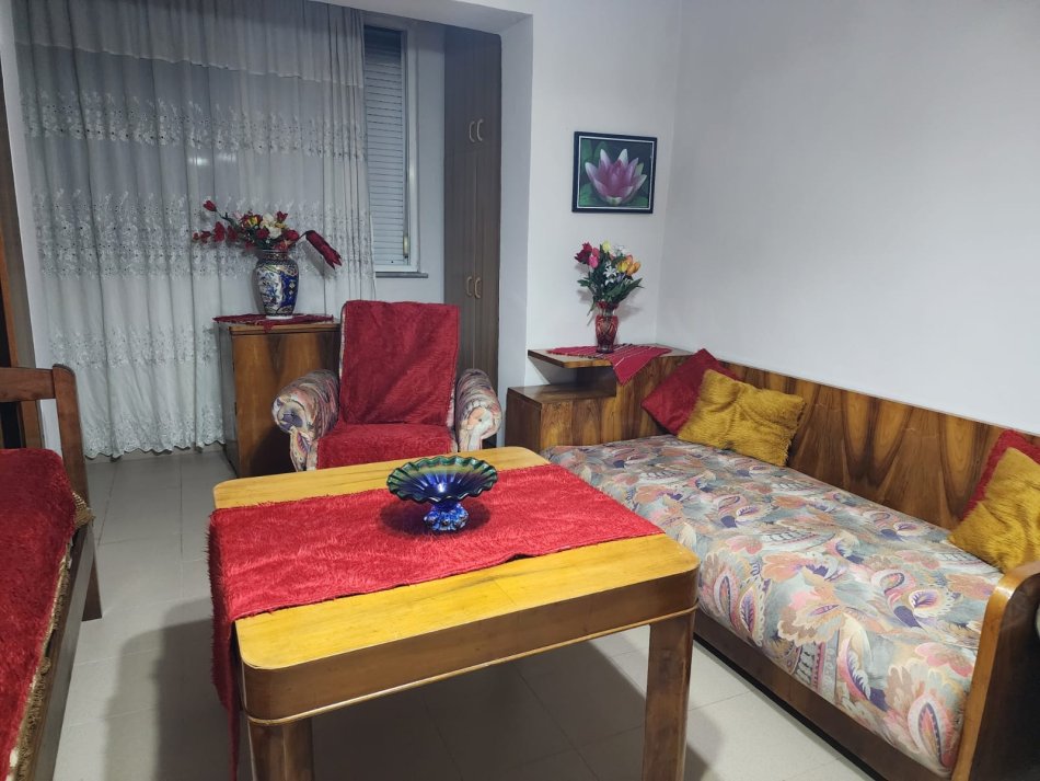 JEPET ME QIRA: Apartament 2+1/ zona: Rruga Elbasanit/Pranë Institutit te Higjenes