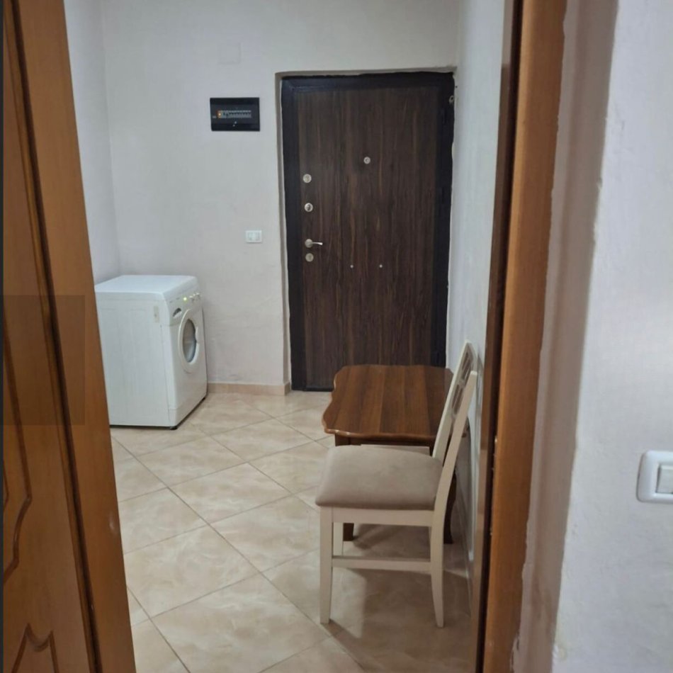Tirane, jepet me qera apartament 1+1 Kati 1, 55 m² 450 € (Medrese)