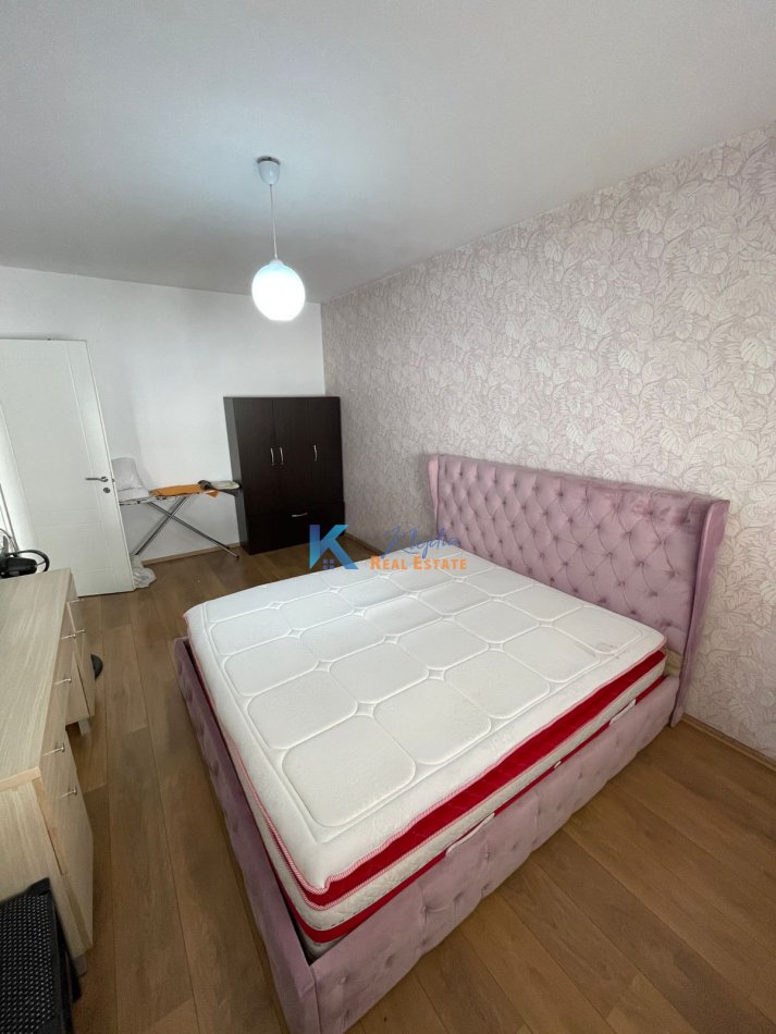 Tirane, jap me qera apartament 2+1+Ballkon Kati 4, 85 m² 650 € (Te Komuna e Parisit, afer Kristal Center)