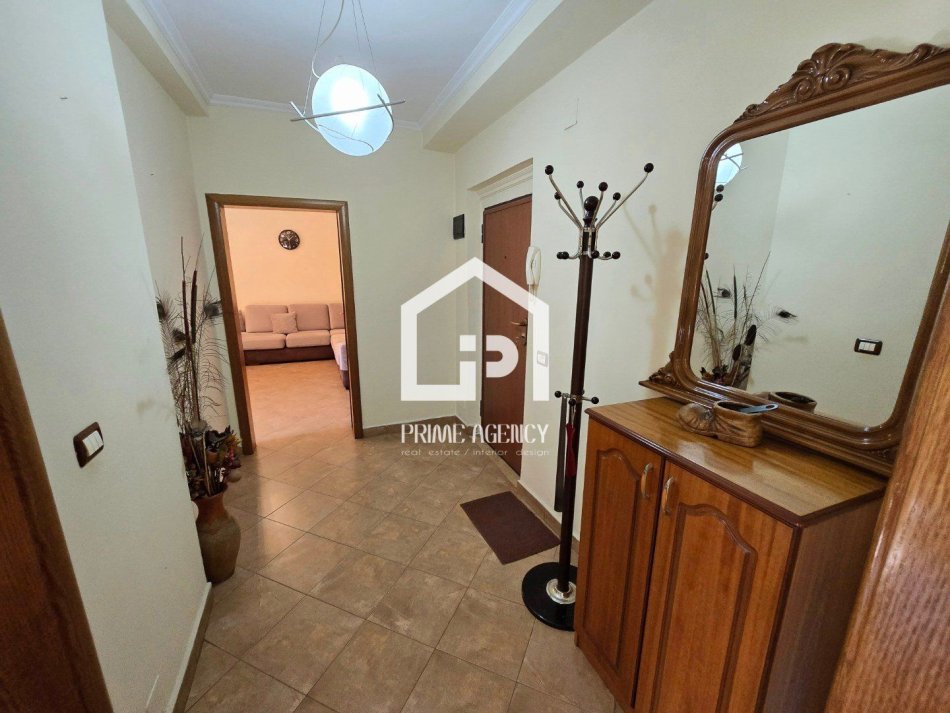 JEPET ME QIRA: Apartament 1+1/Qender/Piazza