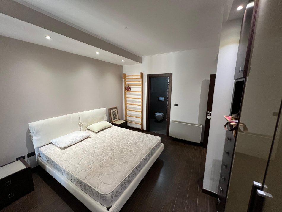 Tirane, jepet me qera apartament 2+1+Aneks+Ballkon Kati 9, 107 m² 900 € (Kompleksi Panorama)