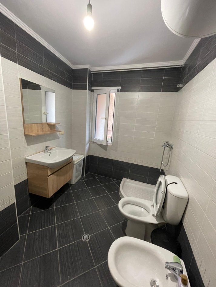 Tirane, jepet me qera apartament 2+1 , 94 m² 800 € (Komuna e Parisit)