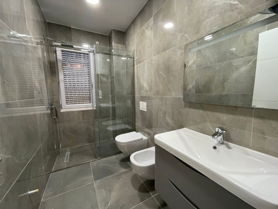 Tirane, jepet me qera Vile 2+1 , 100 m² 900 € (Kopshti Botanik)