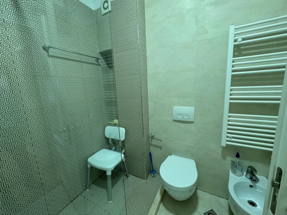 Tirane, jepet me qera apartament 2+1 , 91 m² 850 € (Liqeni i thate)