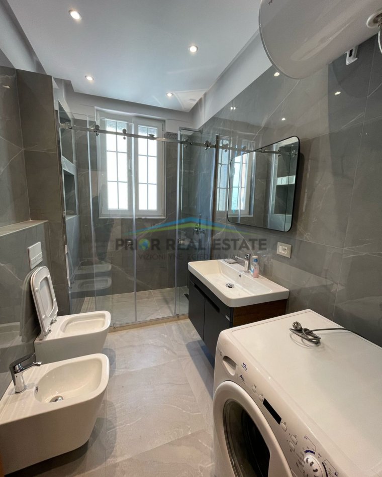 Tirane, jepet me qera apartament 2+1+Ballkon Kati 3, 80 m² 700 € (Ish Stacioni i Fundit i Tiranes se Re)